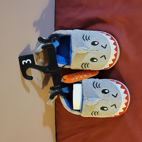 Wonder Nation Boys Shark Slippers, Size 3 NEW - Picture 1 of 3